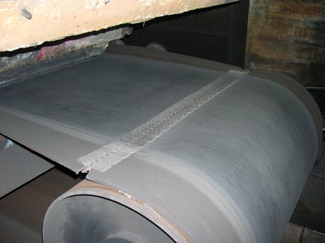 A spliced belt is shown using hinged fasteners.