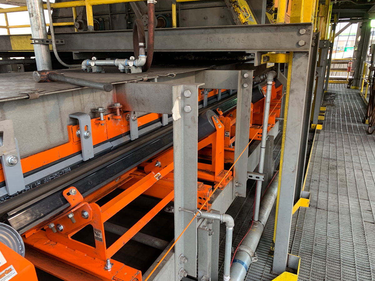 Conveyor belt sealing and support components.