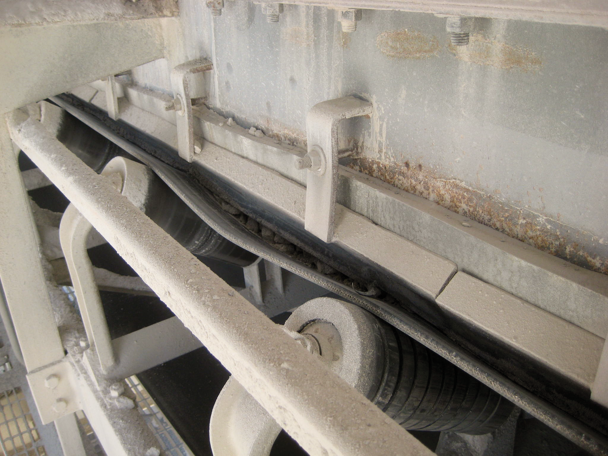 Belt sag between idlers in a belt conveyor load zone.