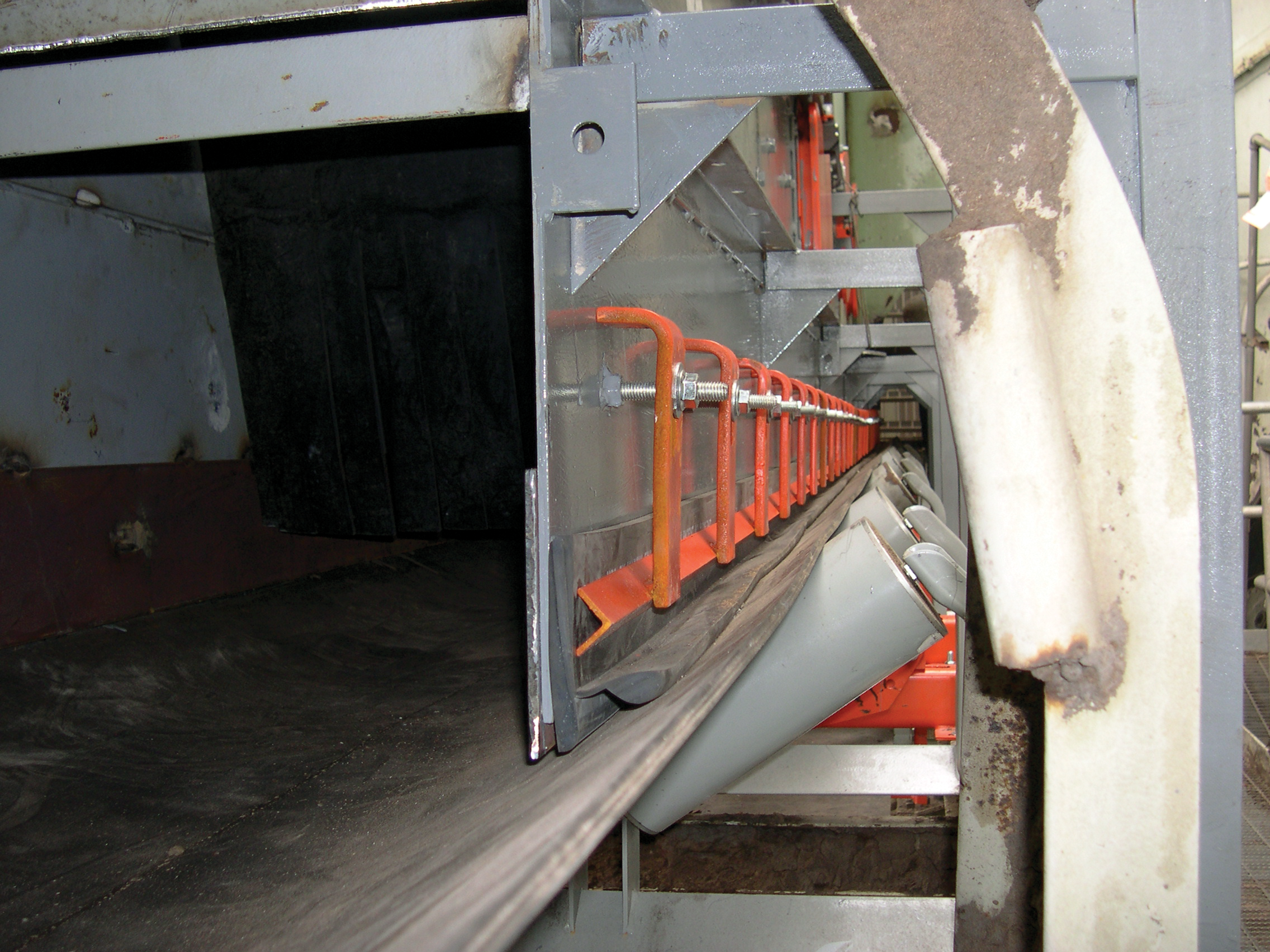 The final variation in sealing systems are those systems that seal on the outside of the skirtboard seal.