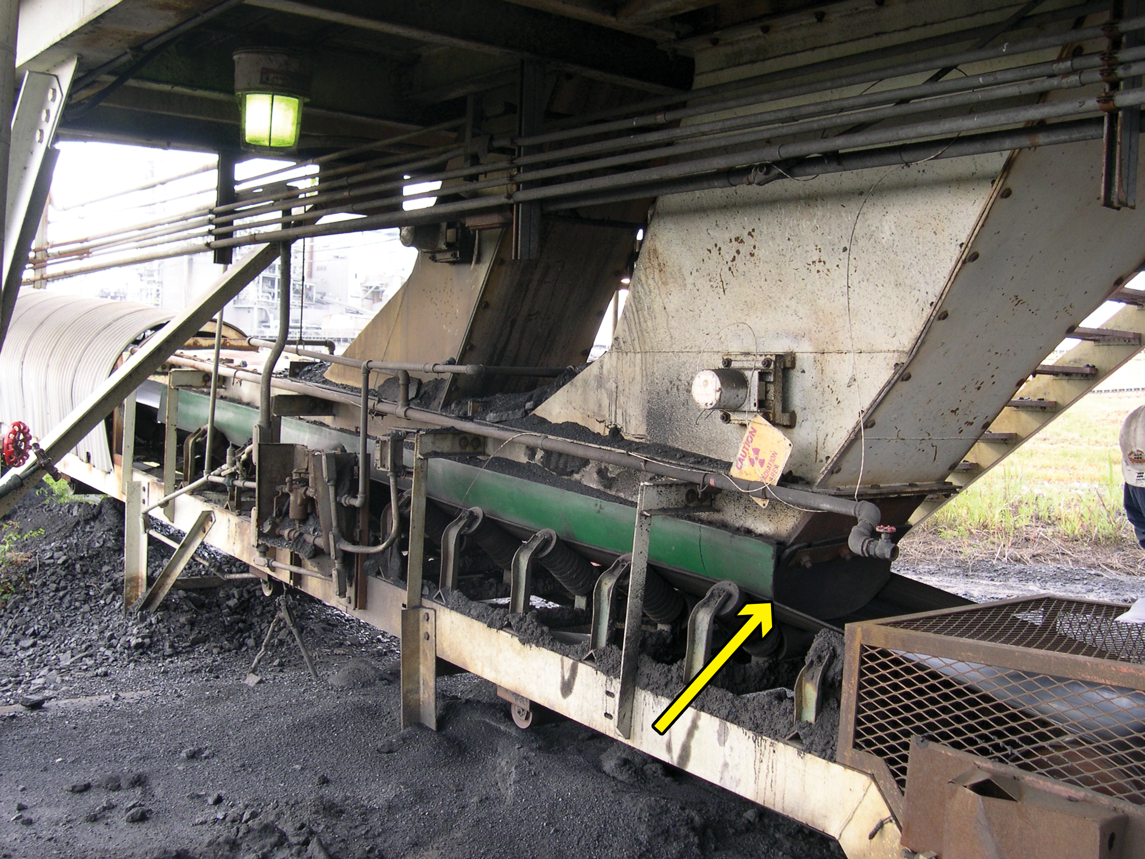 Belt sealing at the load zone of a conveyor system.